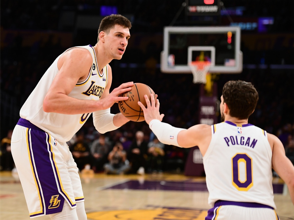 欧冠八强预测：利物浦领跑，国米与阿森纳紧随，AC米兰位列第八